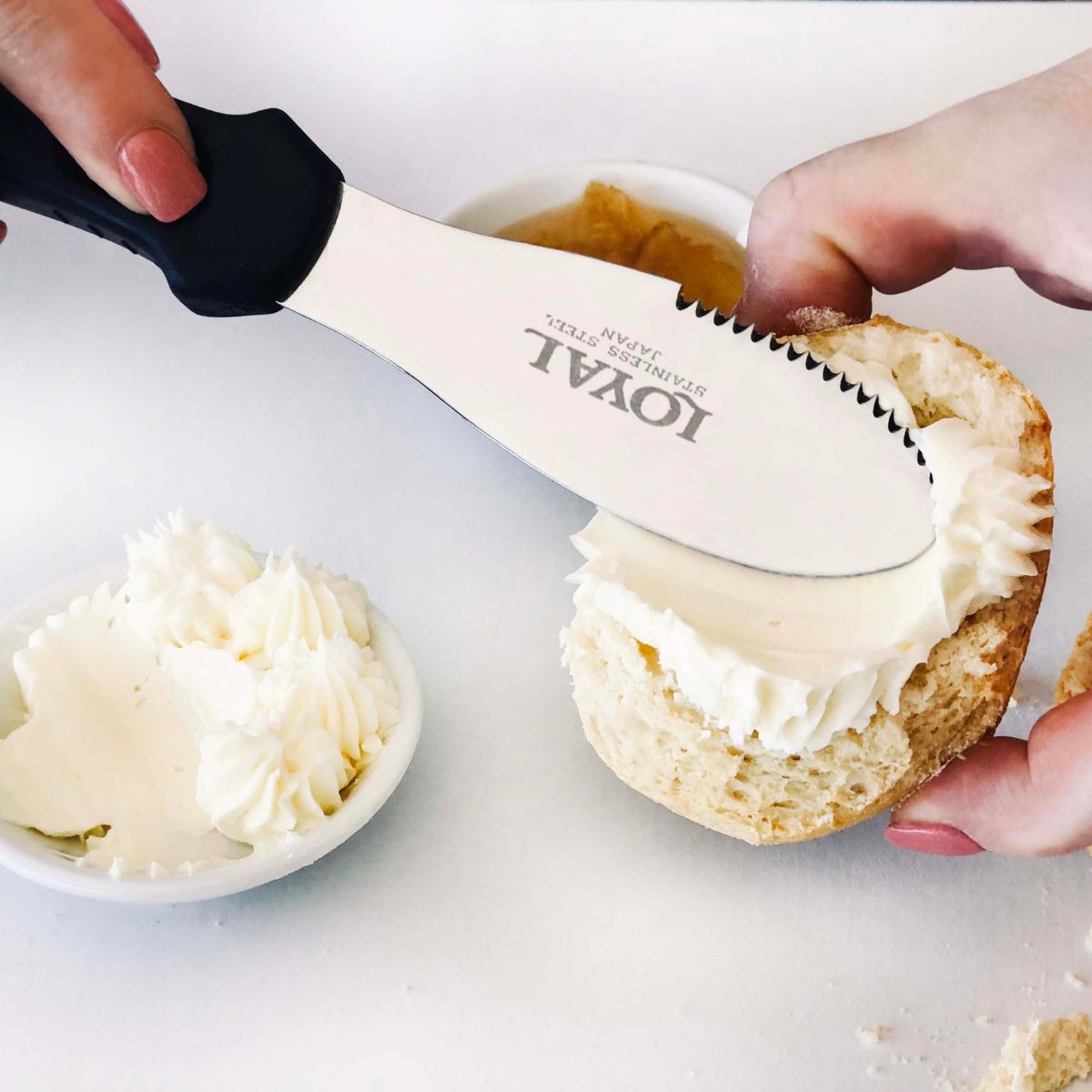 LOYAL Couteau à Beurre et Spatule 2 en 1 9cm