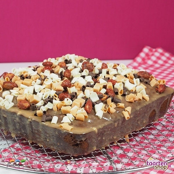 Brownie karamel poke cake