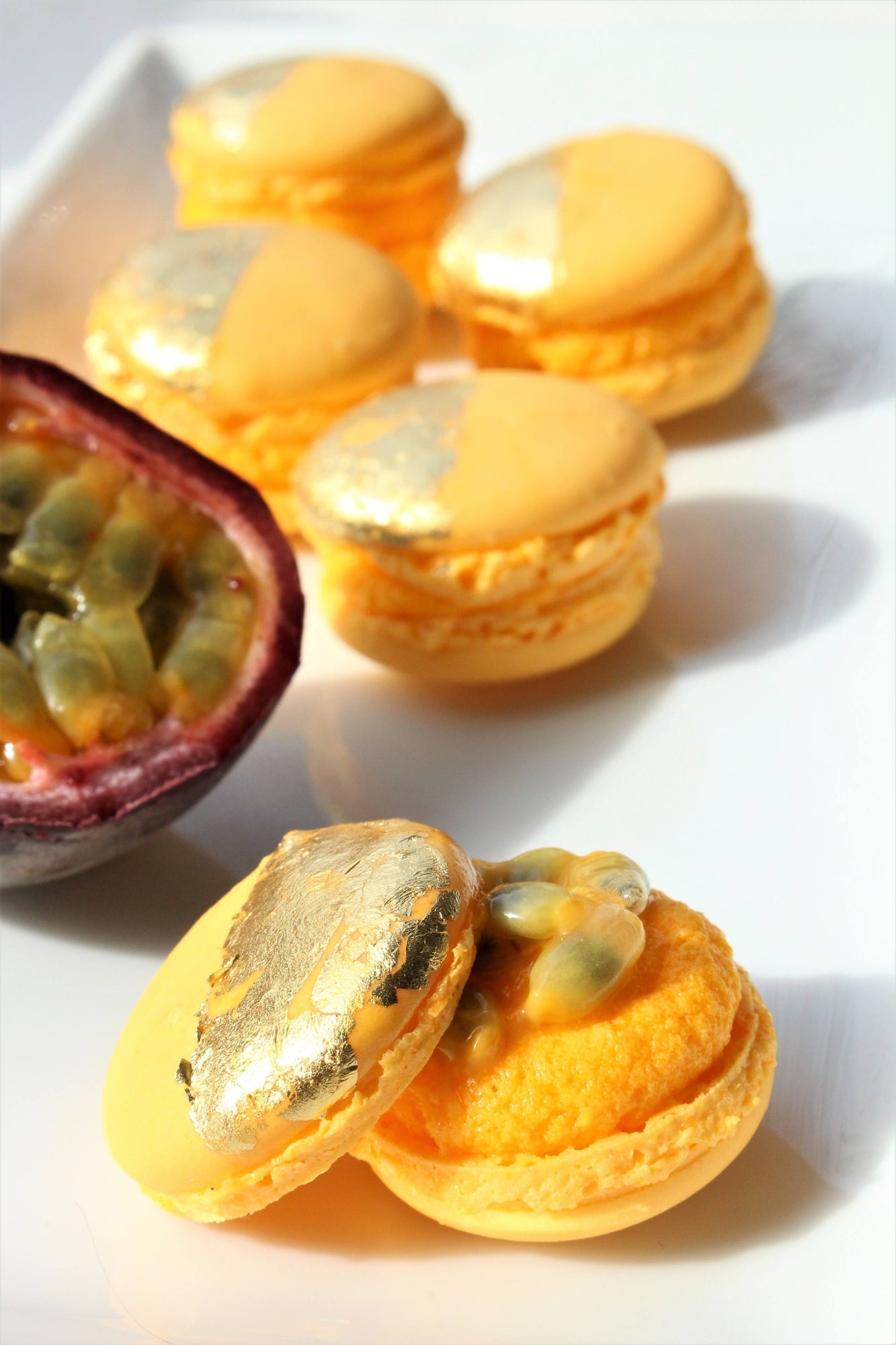 Passievrucht Macarons met een gouden randje