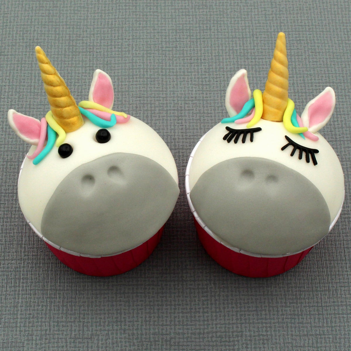 Katie Sue Moule - Oreilles, Corne et Cils de Licorne
